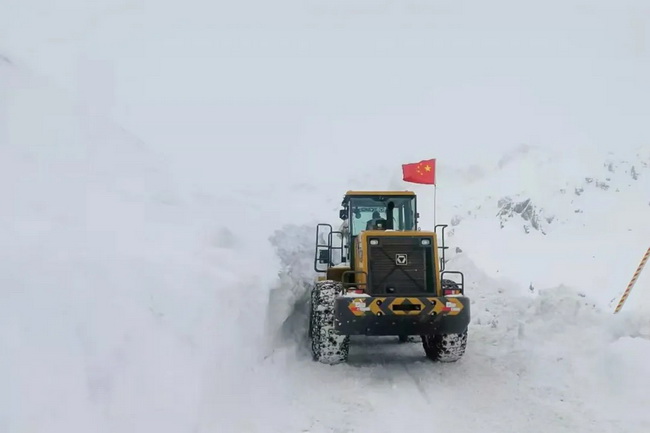 15台sbLW500KV装载机道路除雪作业中