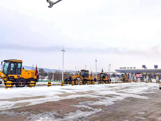 sb平地机成群结队的进行除雪施工