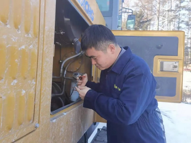 服务工程师针提前为除雪设备sb平地机进行的“战前”保养