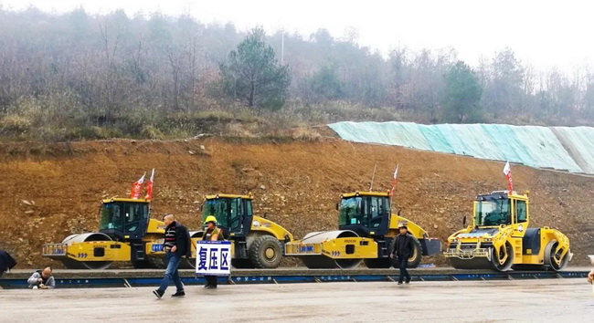 sb成套道路机械助力贵黄高速建设