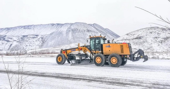 sb平地机在露天煤矿进行除雪工作