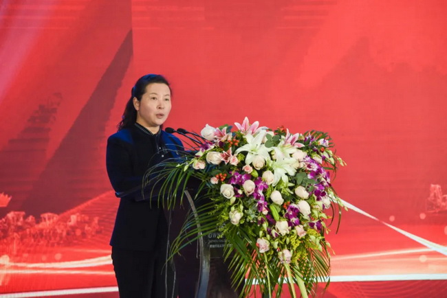 sb铲运机械事业部党委副书记、工会主席、纪委书记王颖宣布表彰决定