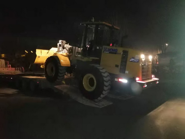 sbLW500FV装载机深夜交车