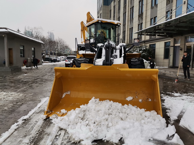 sb装载机助力河南路友机械道路安全畅通