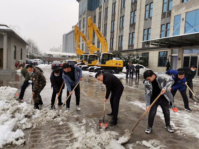sb装载机在河南路友机械进行除雪工作