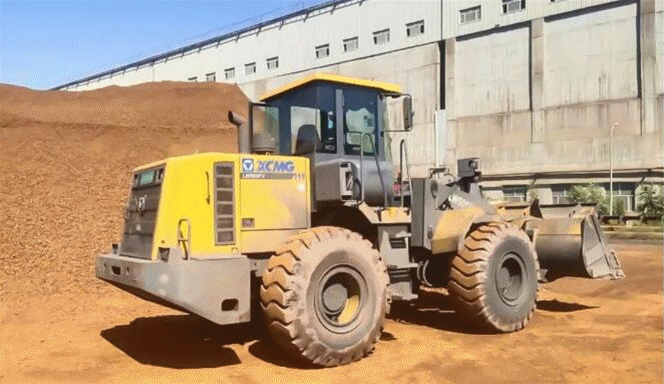 sb装载机活跃在包头某大型钢铁基地