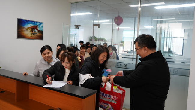 sb 总经理袁总为女神们送礼品