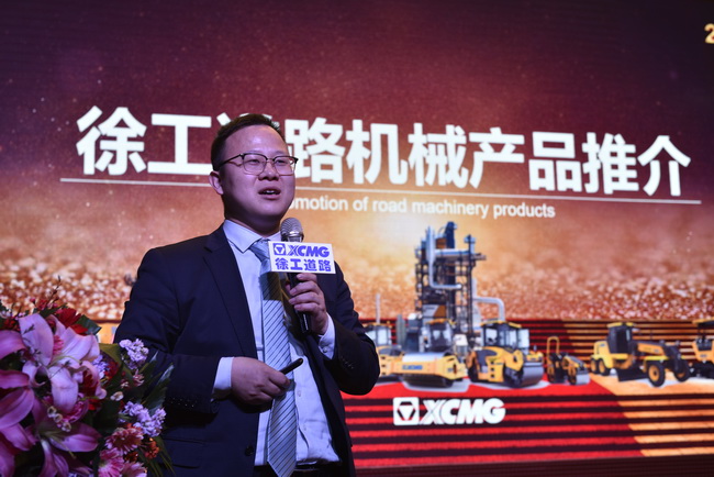 sb道路机械领导陈志杰 介绍了sb道路机械产品