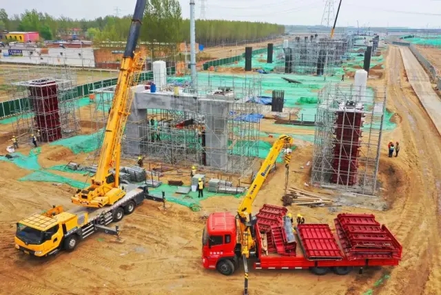 sb起重机在迁曹高速建设正酣