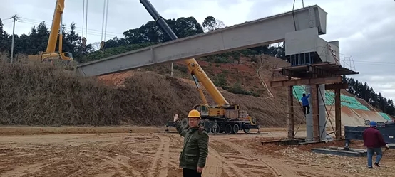 sb起重机在莆炎高速执行吊装任务