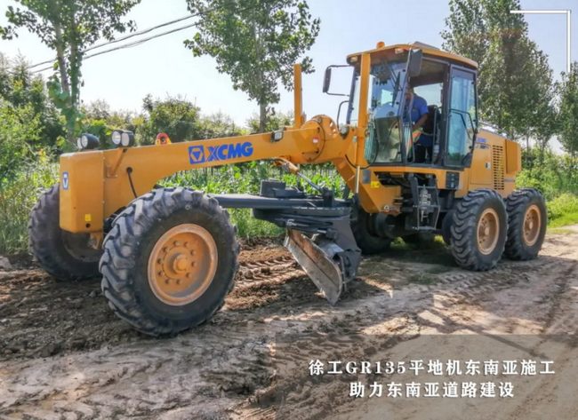 sbGR135平地机助力东南亚道路建设