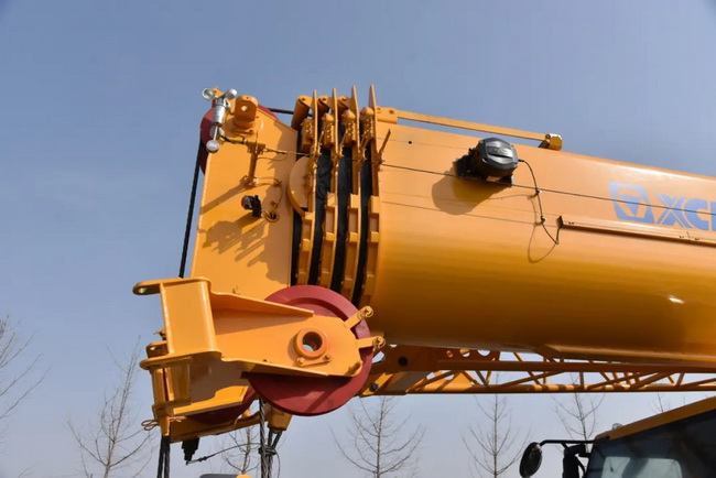 sbXCT90L5吊车专攻桥梁建设