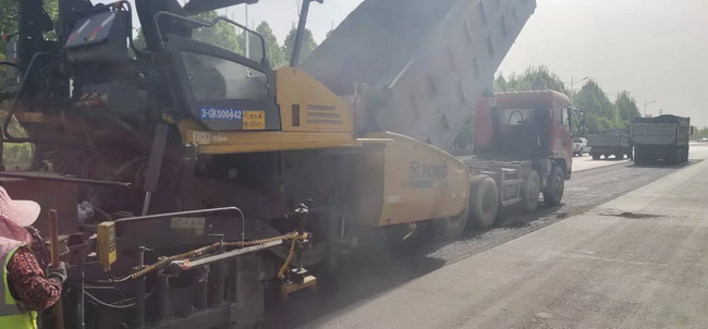 sb铣刨机助力漯河市公路建设