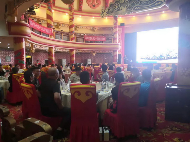 sb装载机高端产品订货会南阳站活动现场