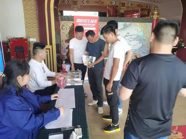 sb装载机高端产品订货会签到