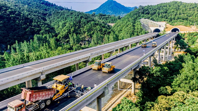 sb无人集群道路机械在河南高速上首次进行的无人化集群施工应用