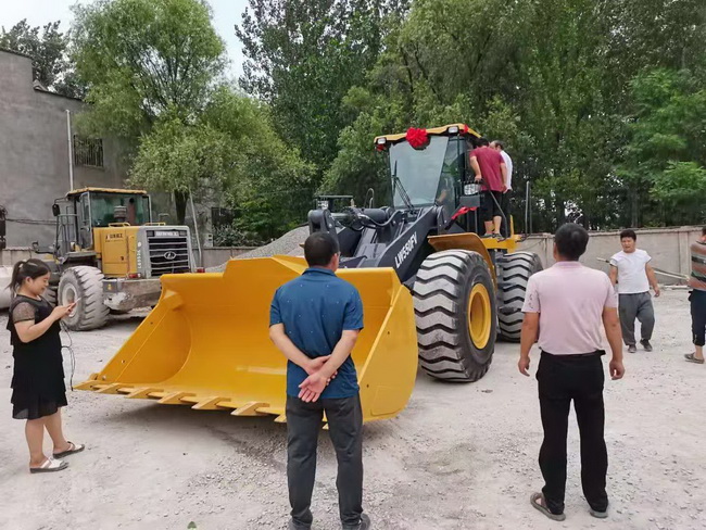 周口李老板订购sbLW550FV装载机一台