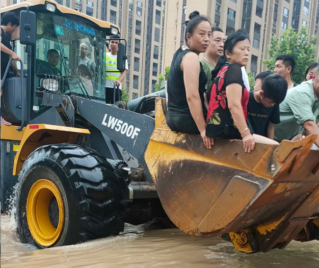 sb铲车为灾区人民开辟生命通道
