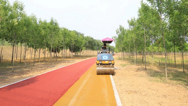sbXMR303S压路机开封市黄河故道旁的彩虹跑道修筑