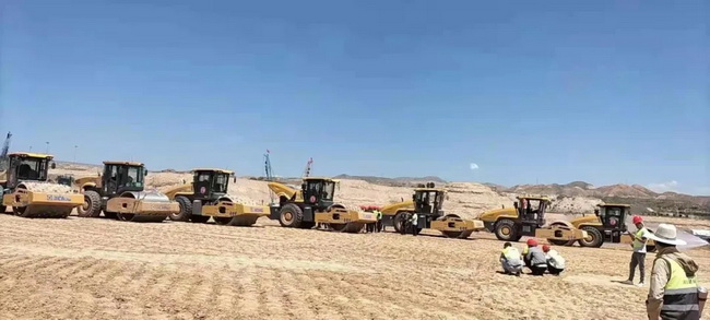 青海西宁曹家堡机场sb压路机基层压实施工