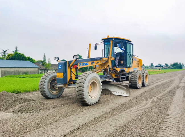 sb平地机GR1805助力川渝工程建设