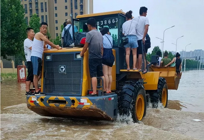 sb装载机携风裹雨接力救援