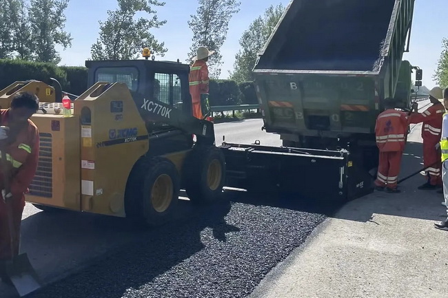 sbXC770K滑移装载机参与宁洛高速沥青路面铣刨与摊铺施工 sbXC770K滑移装载机参与宁洛高速沥青路面铣刨与摊铺施工