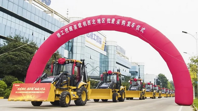 sbXC870K挖掘装载机批量交付西部某公路局