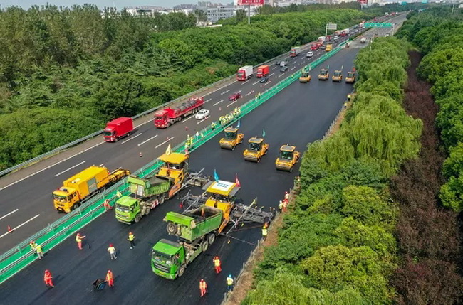 sb无人驾驶摊压机群江苏高速路面养护施工
