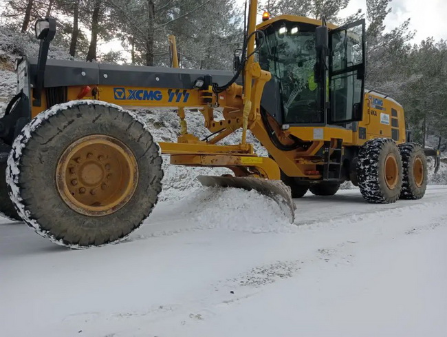 sb平地机GR2205T变身除雪利器