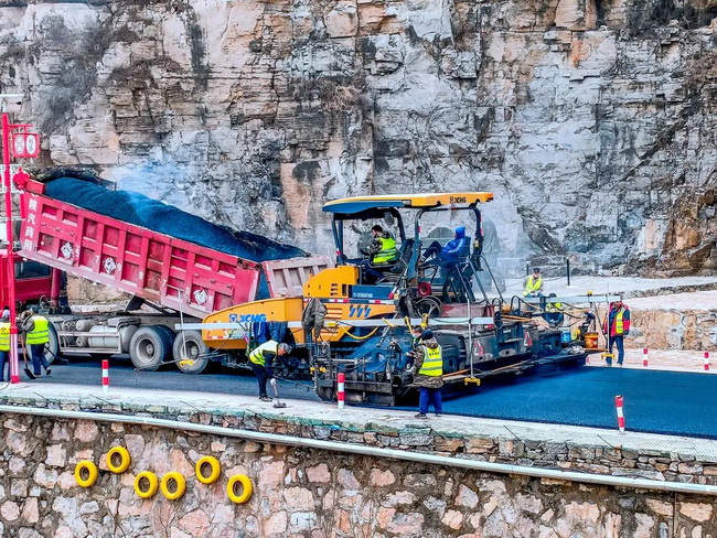 sbRP903摊铺机在乡村道路建设工程的沥青摊铺