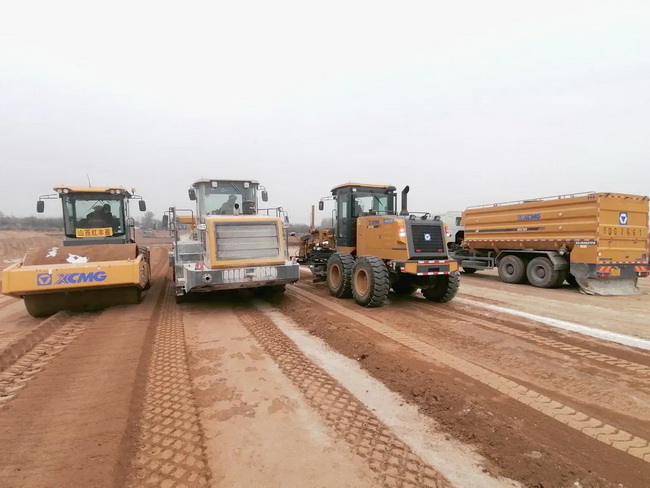sb成套化道路机械在黎霍高速施工