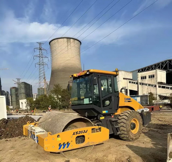 sb压路机援建江苏省无锡市方舱医院建设