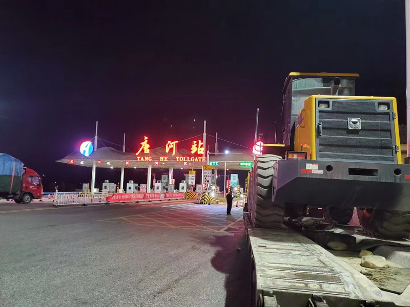 sbLW500FV Super装载机连夜交付唐河客户使用