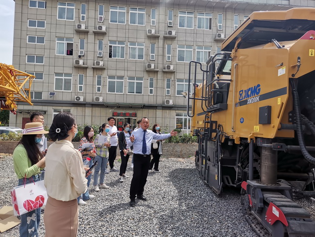 工作人员为客户介绍sb道路机械
