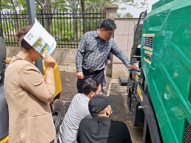 sbsb道路机械负责人李彬为客户介绍sb摊铺机