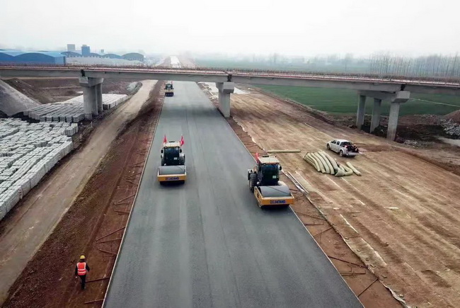 sb成套化道路设备在许信高速施工
