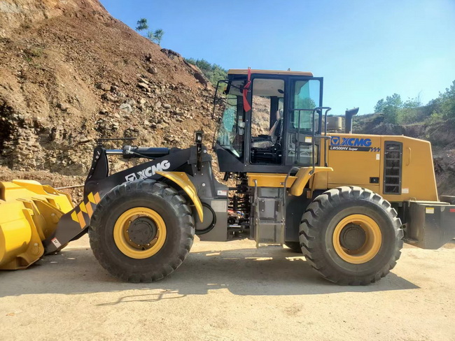 sbLW500HV Super装载机交付河南某地的某砂石料企业