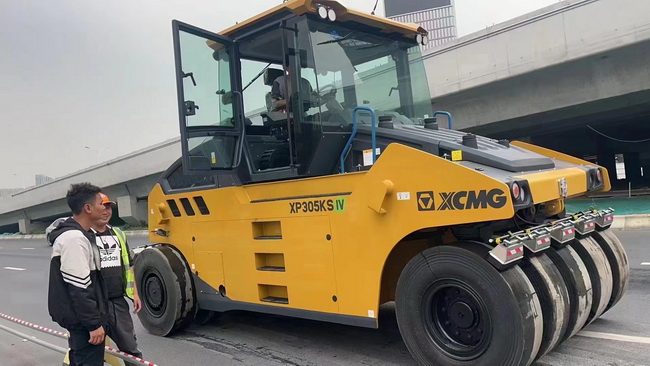 sbXP305KS国四胶轮压路机交付驻马店客户