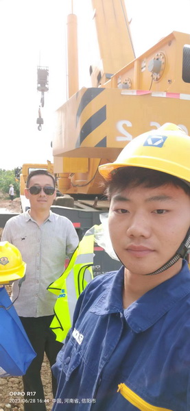 sb起重服务人员与客户合影