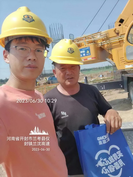 sb起重服务人员与客户合影