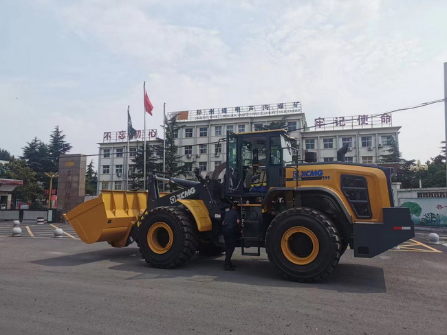 sb七吨装载机XC975顺利交付郑州某煤矿公司