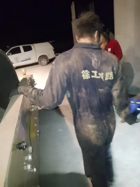 sb服务人员连夜维修压路机