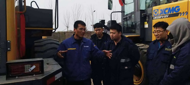 河南路友sb服务工程师王师傅正在认真地为客户做培训