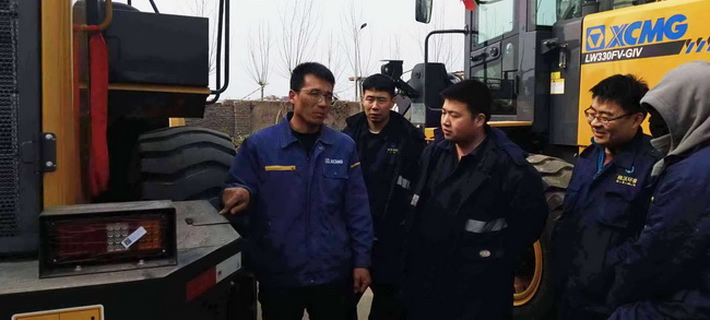 河南路友sb服务工程师王师傅正在认真地为客户做培训