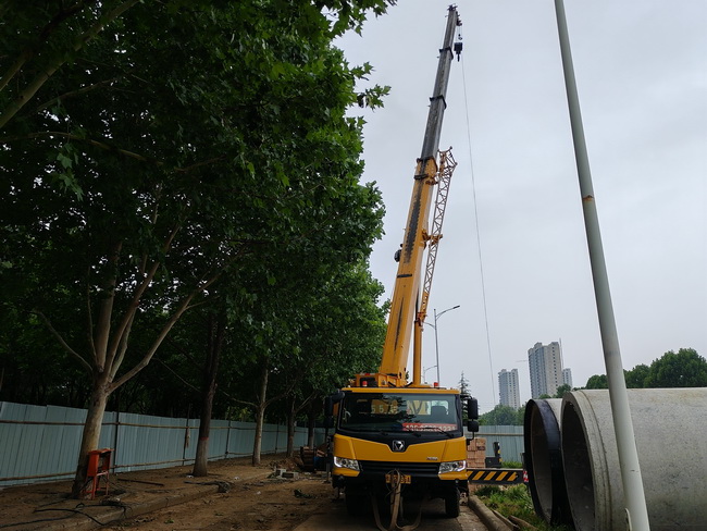 sb25吨起重机助力荥阳市城市民生建设工程