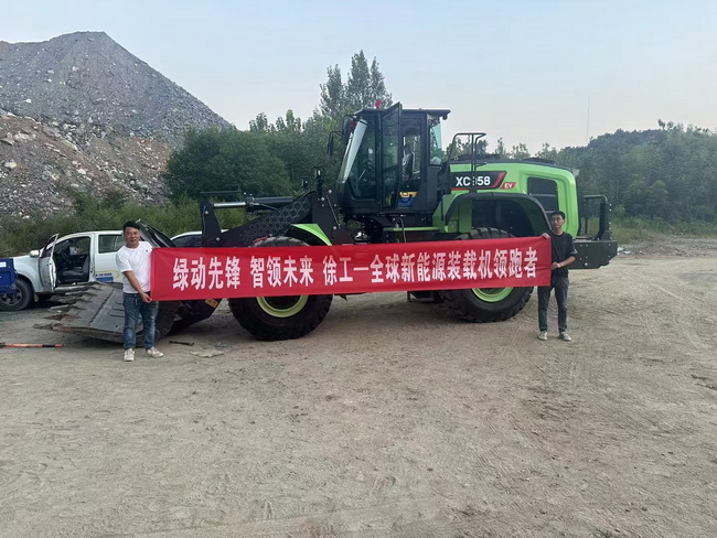 sb纯电动侧卸装载机交付南阳大客户