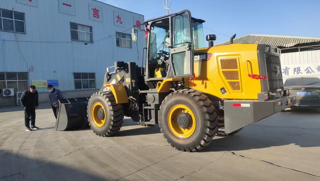 sbXC936装载机交付商丘市鼎盛木业有限公司